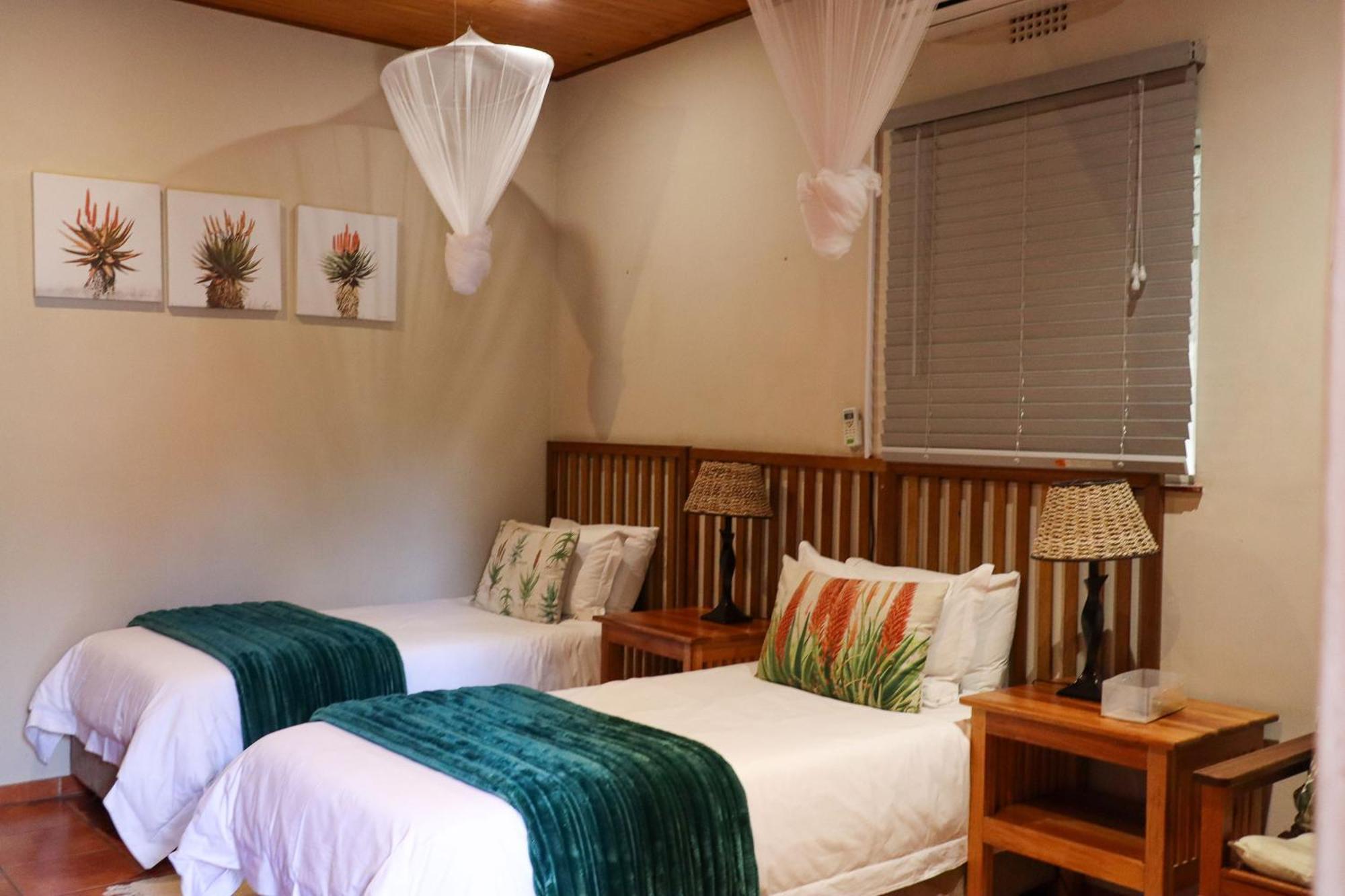 A Traveller'S Palm Hotel Phalaborwa Exterior photo