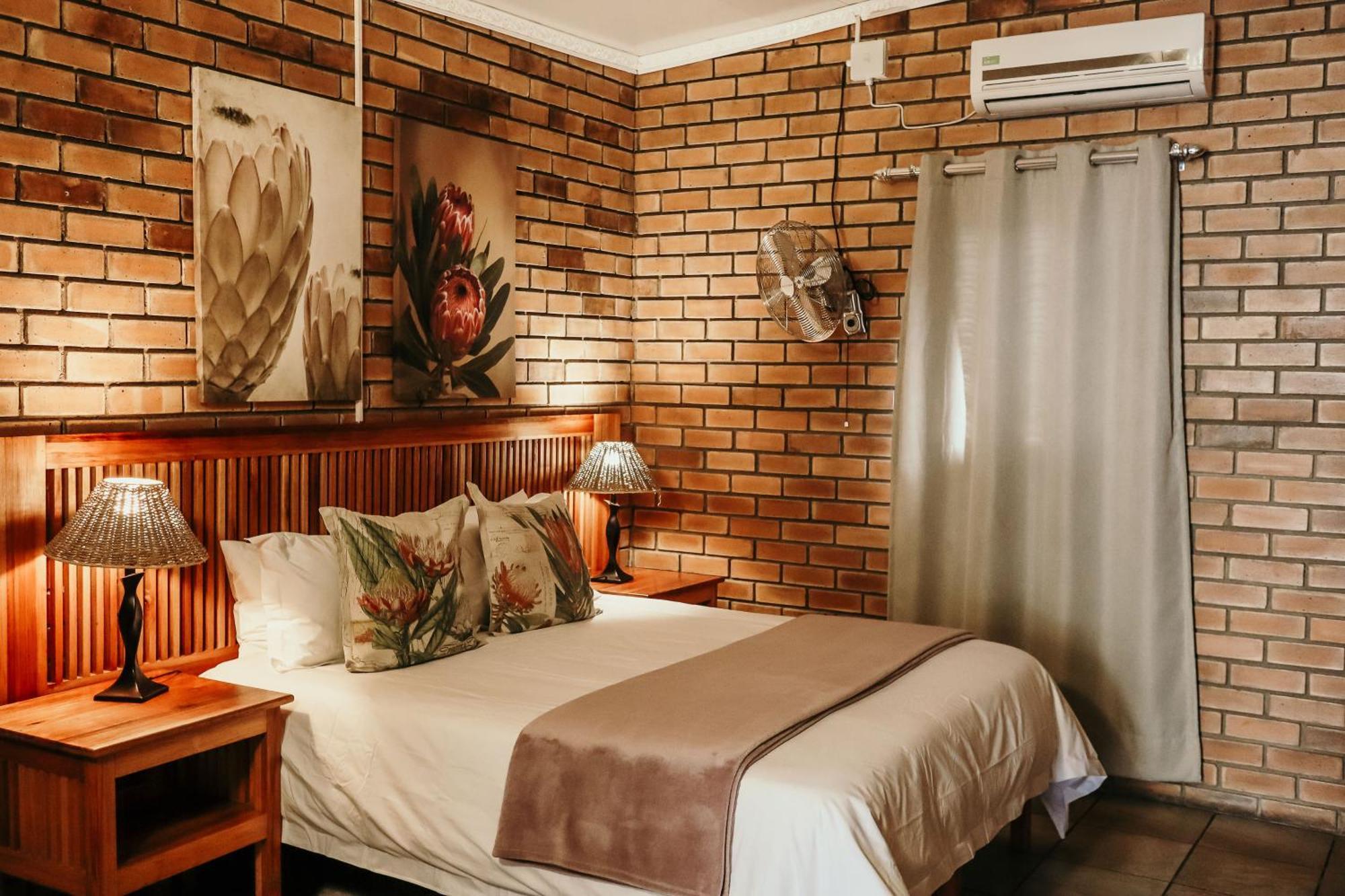 A Traveller'S Palm Hotel Phalaborwa Exterior photo